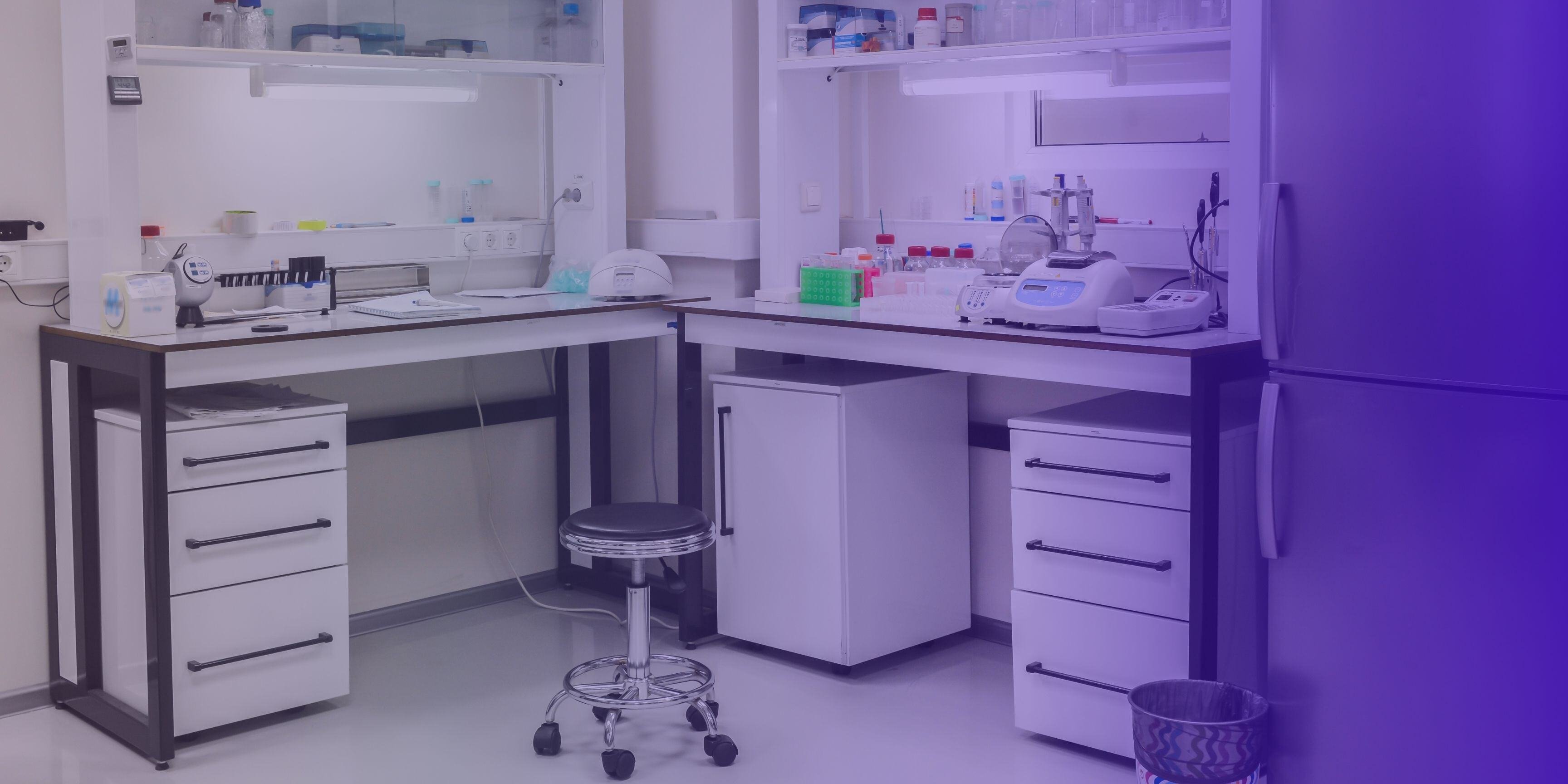 Poste de travail de laboratoire avec équipements scientifiques et éclairage blanc.