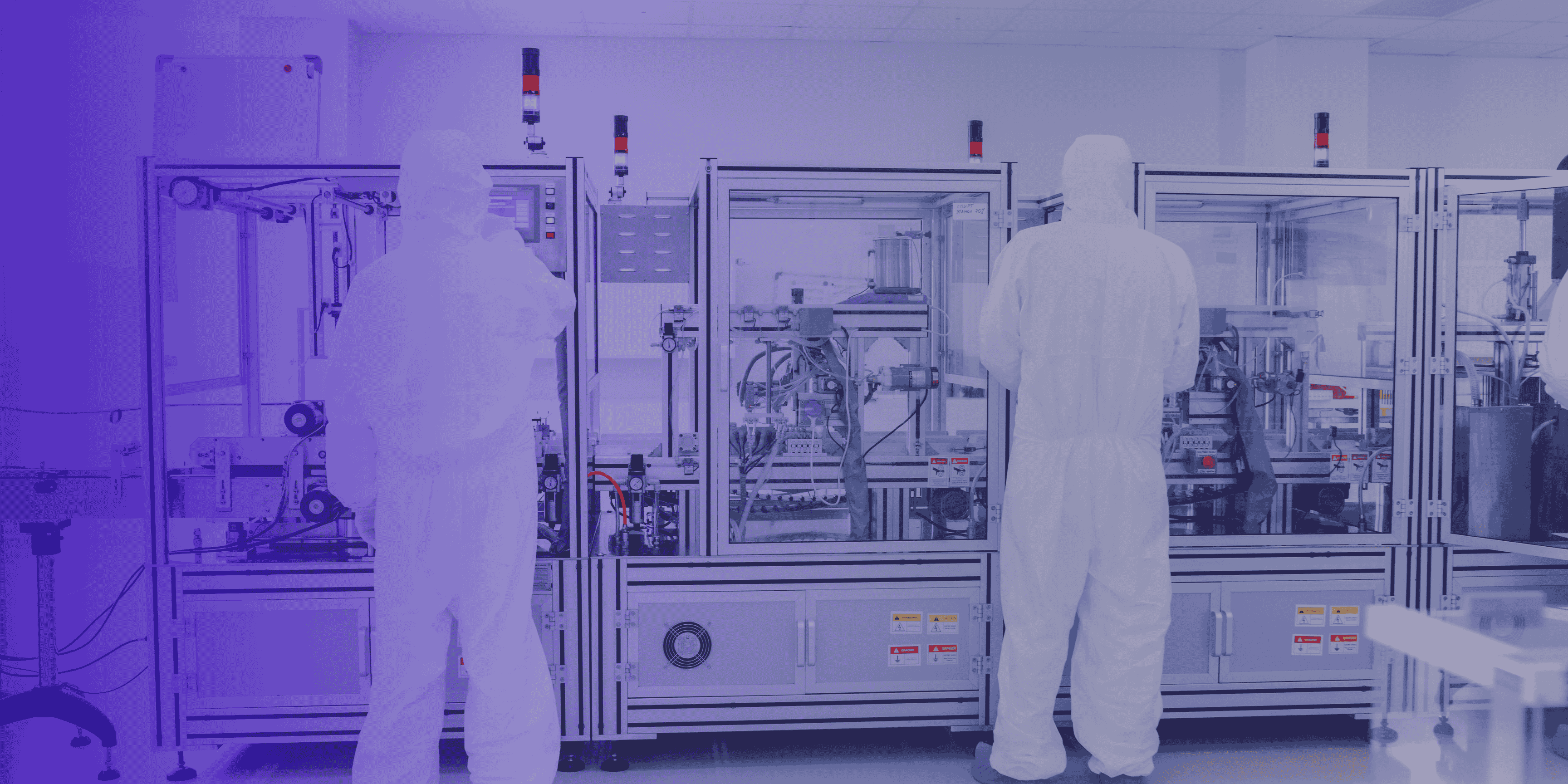 Technicien en salle blanche opérant un bioréacteur dans un environnement contrôlé.