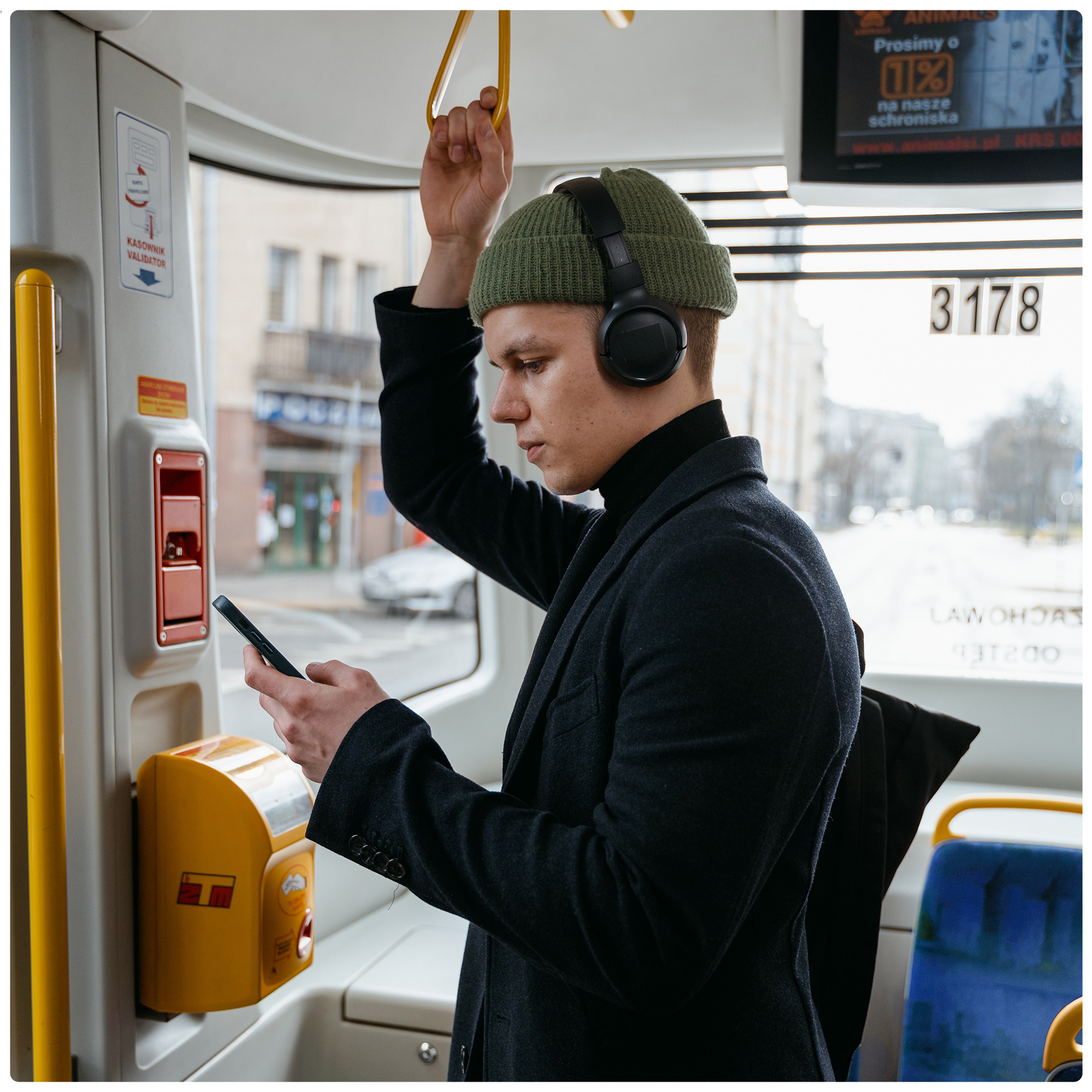 Guy on the bus_White_contour